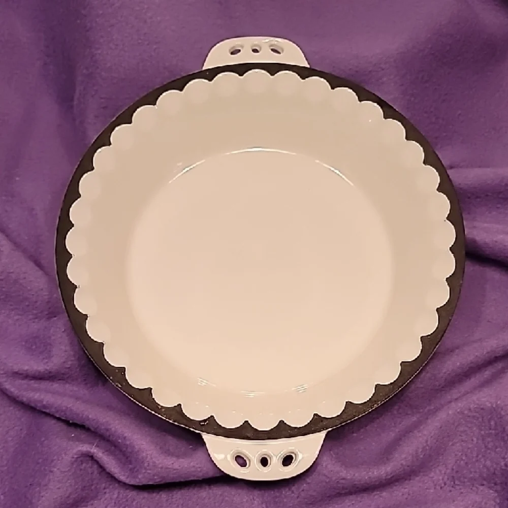 0704. Inspired Home ~ White Baked Enamel and Black Scalloped Pie/Quiche Dish ~